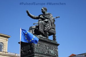 König Max I. Josef von Bayern bei PulseofEurope auf dem Max-Joseph-Platz in München