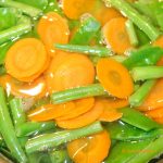 Gemüse Hackfleisch Auflauf Karotten, Zuckerschoten und Bohnen köcheln im Salzwasser