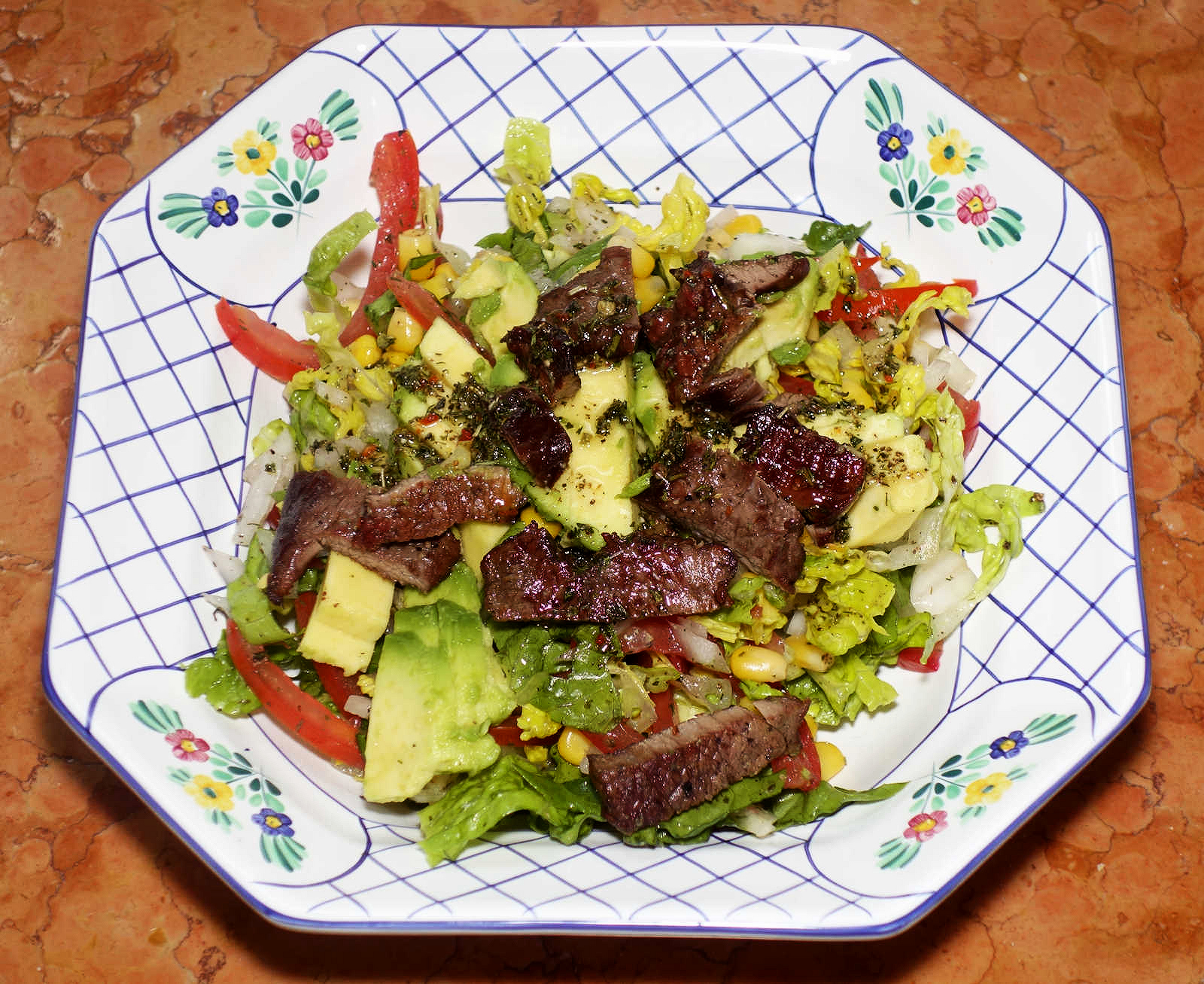 Salat mit Avocado und Rinderfiletstreifen