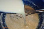 Fritattensuppe, Zur Ei-Mehl- Michung kommt die Milch dazu