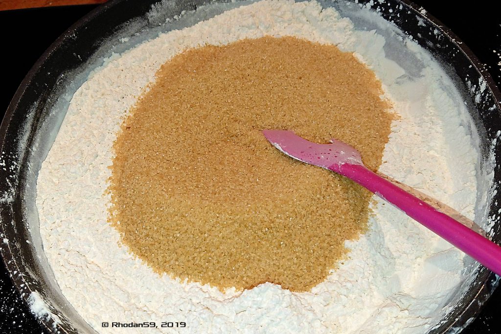 Zum Reismehl wird Rohrzucker gegeben und gut vermengt