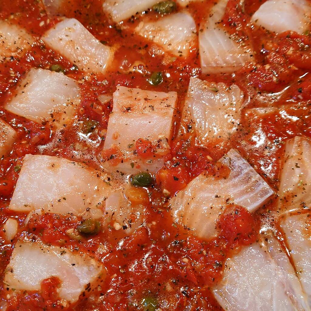 Tilapia-Filet in Tomaten-Kapern Soße